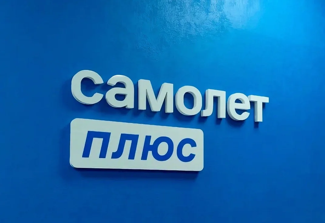 Вывеска из объёмных букв Mercedes-Benz с торцевой подсветкой